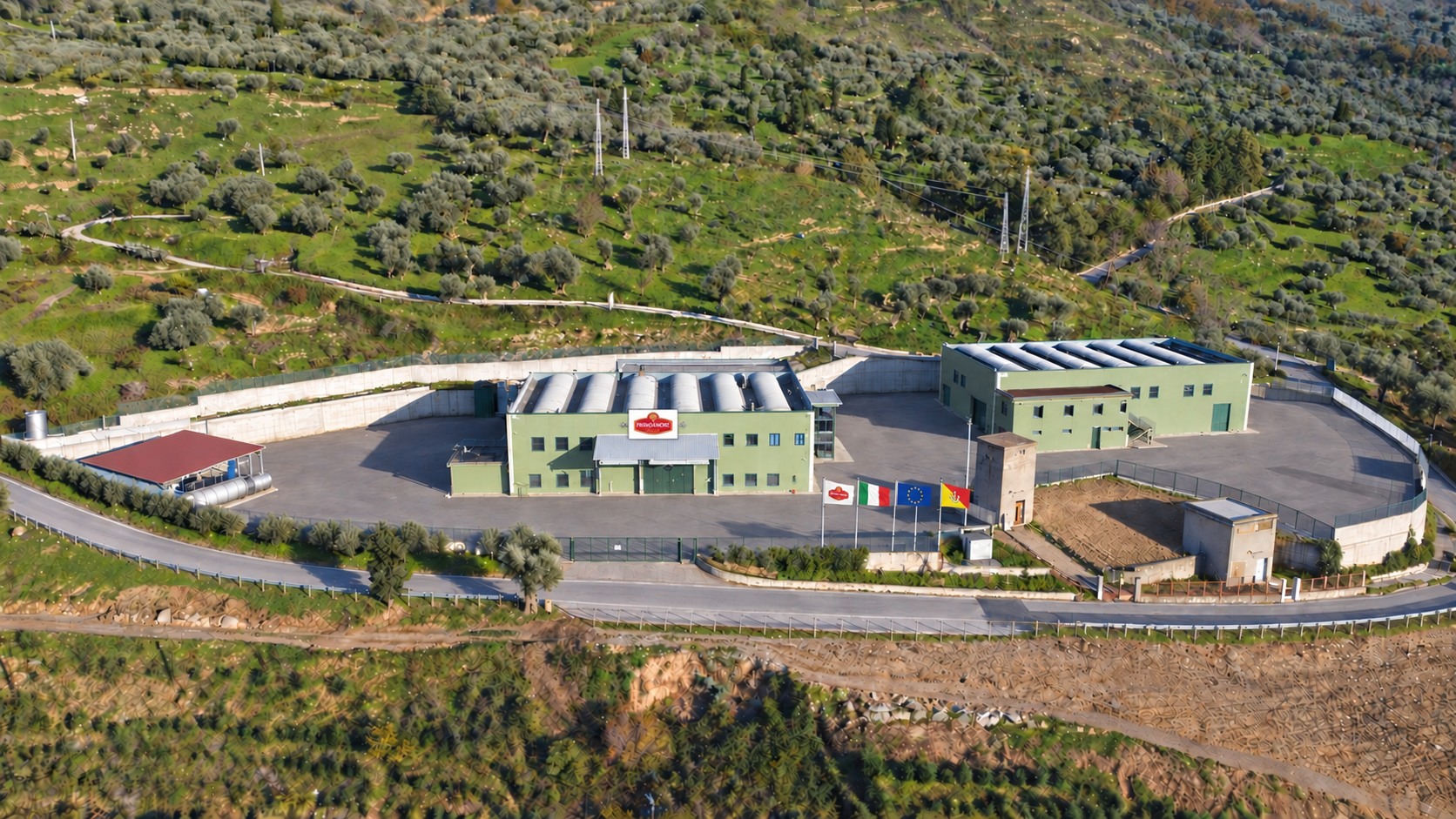 Lo stabilimento PrimoAmore a Pettineo, tra gli ulivi siciliani