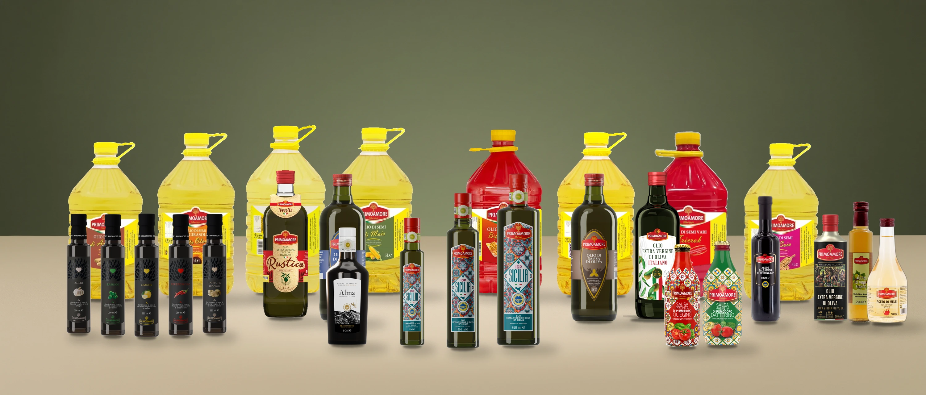 La gamma PrimoAmore: oli di semi, oli di oliva, extravergini, linea IGP Sicilia e aromatizzati, su un unico piano chiaro, con sfondo verde oliva