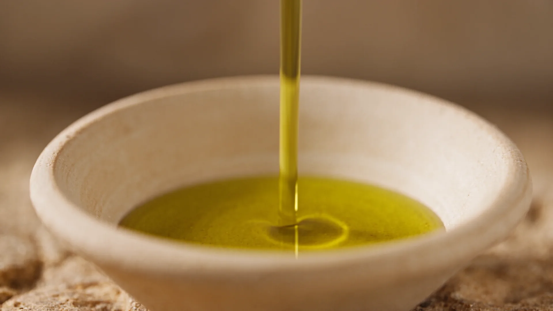 Olio versato in una ciotola di ceramica chiara