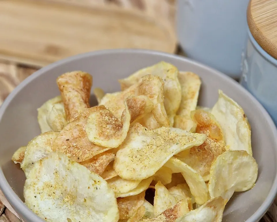 Chips de pommes de terre dans un bol