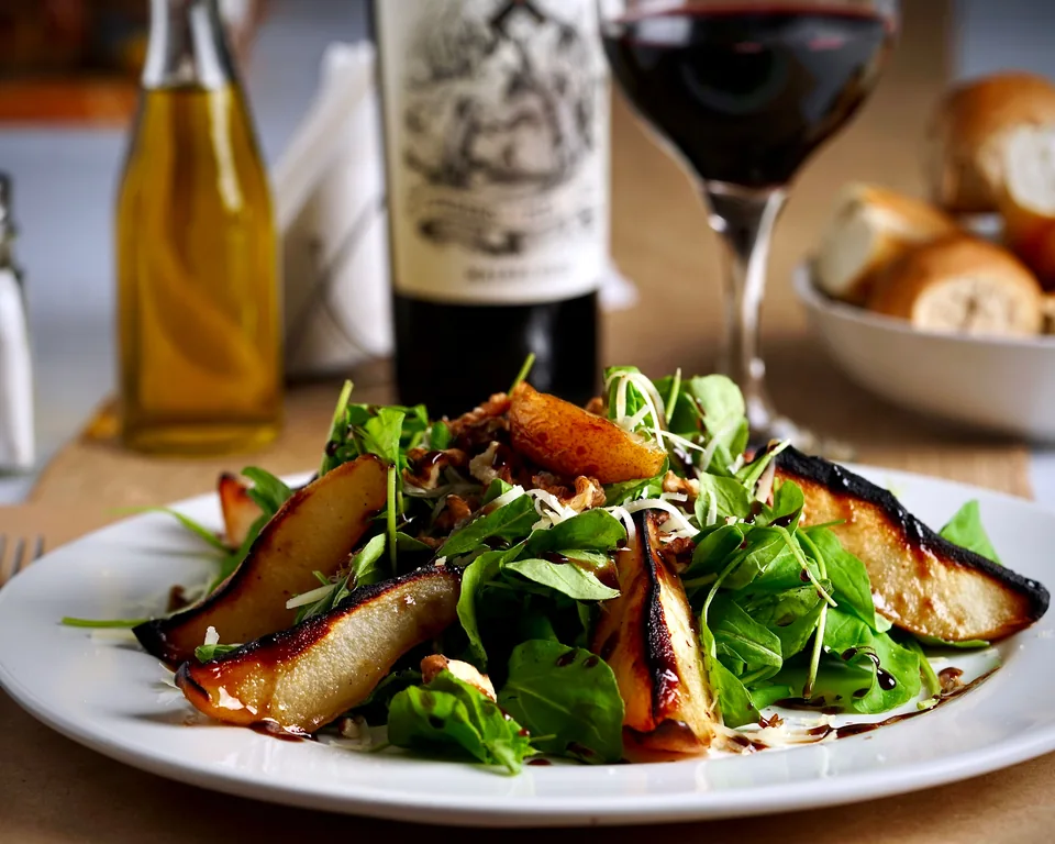 Salad with pears and leafy greens