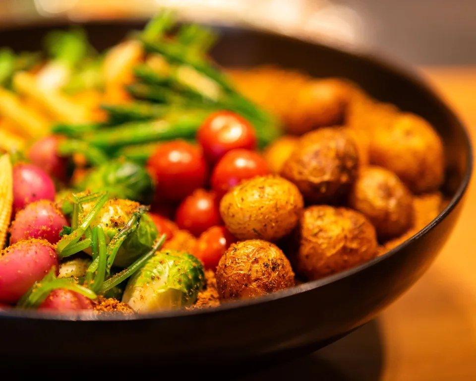Légumes rôtis dans un bol