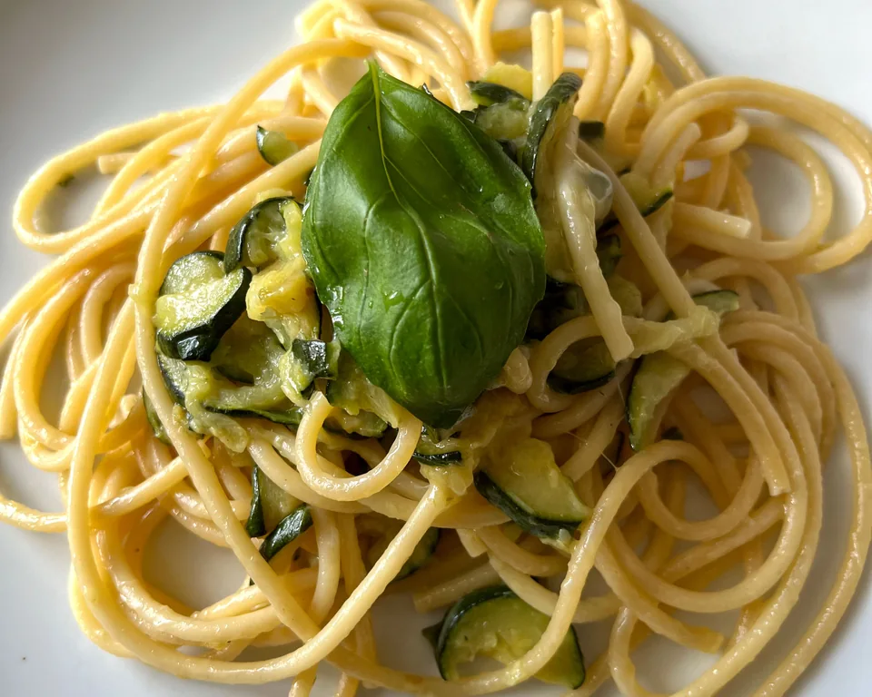 Pasta with courgettes and basil