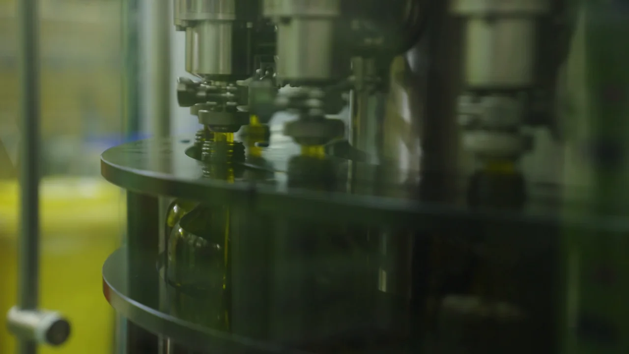 Le bottiglie nella riempitrice automatica PrimoAmore